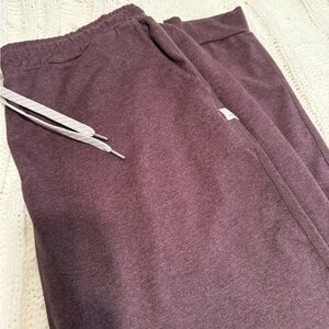 Vuori joggers women medium purple/maroon